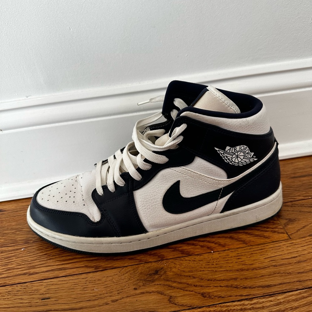 ⚪️🔵 Jordan 1 Mid White/Navy Blue Sneakers
